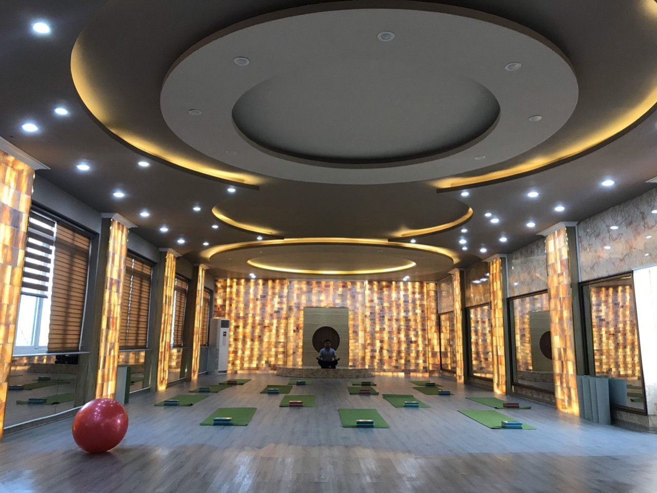 ve-dep-huyen-bi-voi-phong-xong-hoi-yoga-da-muoi-club-xanh