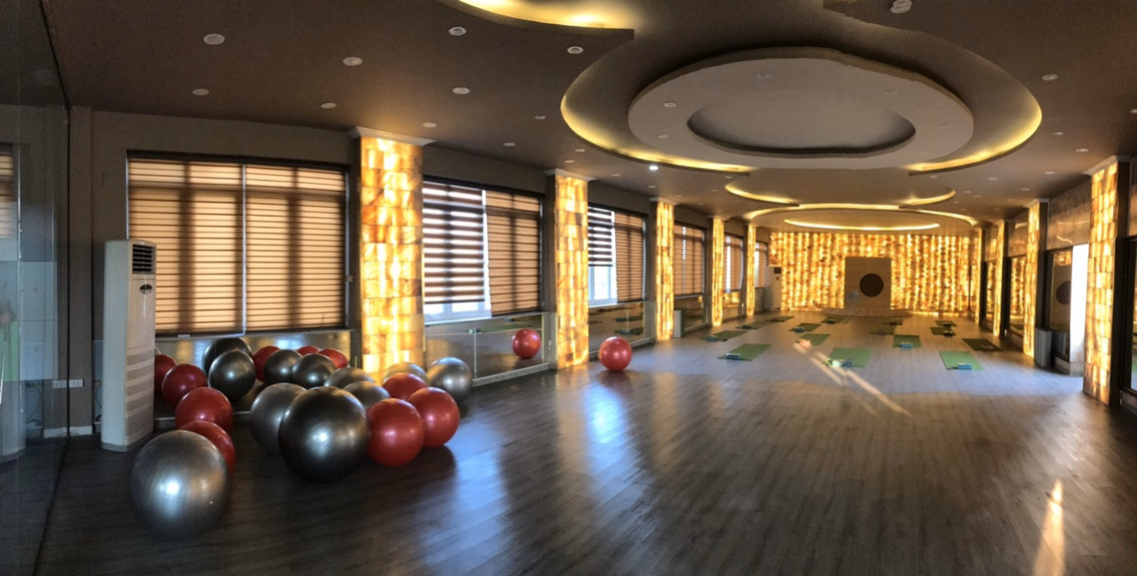 ve-dep-huyen-bi-voi-phong-xong-hoi-yoga-da-muoi-club-xanh1