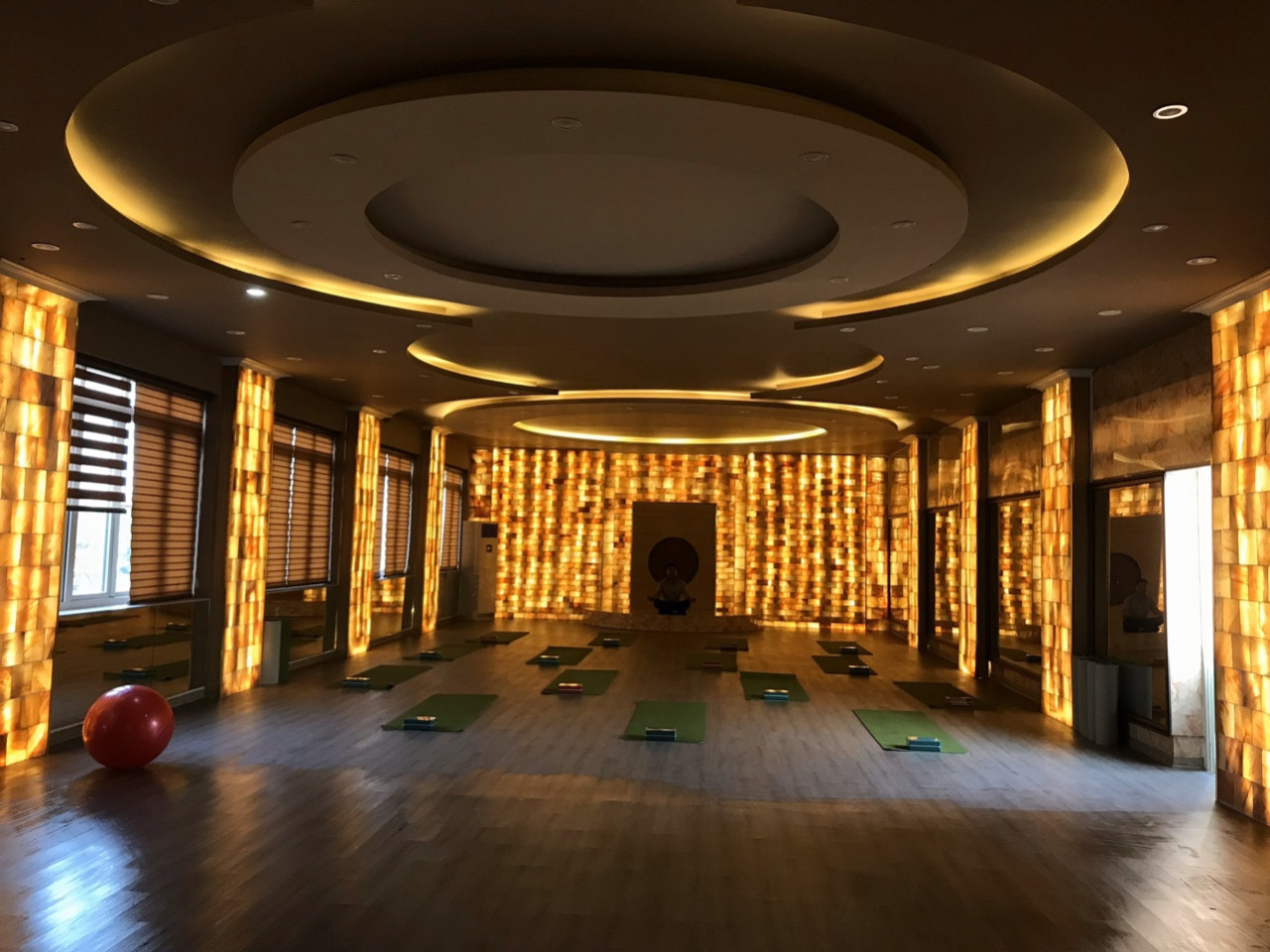 ve-dep-huyen-bi-voi-phong-xong-hoi-yoga-da-muoi-club-xanh3